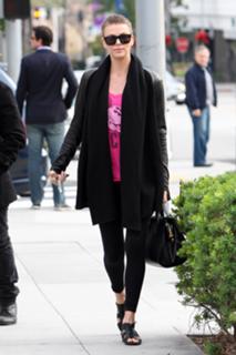 Charlize Theron feet photo thumbnail