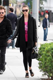 Charlize Theron feet photo thumbnail