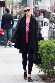 Charlize Theron feet photo thumbnail