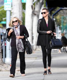 Charlize Theron feet photo thumbnail