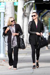 Charlize Theron feet photo thumbnail