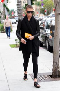 Charlize Theron feet photo thumbnail