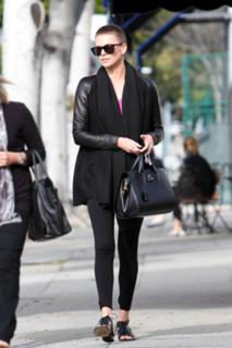 Charlize Theron feet photo thumbnail