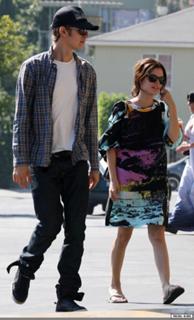 Rachel Bilson feet photo thumbnail