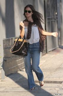 Rachel Bilson feet photo thumbnail