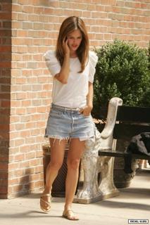 Rachel Bilson feet photo thumbnail