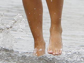 Lucy Mecklenburgh feet photo thumbnail