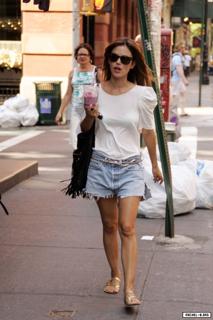 Rachel Bilson feet photo thumbnail