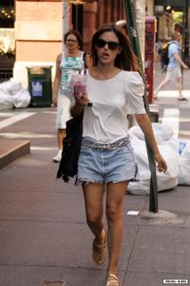 Rachel Bilson feet photo thumbnail