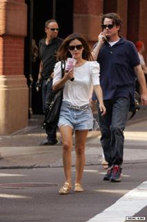 Rachel Bilson feet photo thumbnail