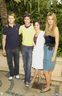 Rachel Bilson feet photo thumbnail