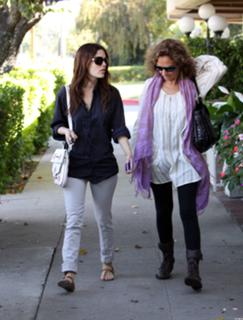 Rachel Bilson feet photo thumbnail