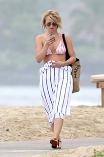 Julianne Hough feet photo thumbnail