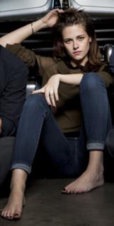Kristen Stewart feet photo thumbnail