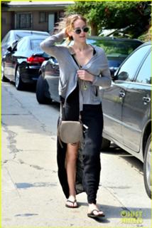 Jennifer Lawrence feet photo thumbnail