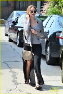 Jennifer Lawrence feet photo thumbnail