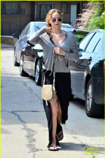 Jennifer Lawrence feet photo thumbnail