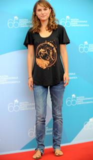Natalie Portman feet photo thumbnail