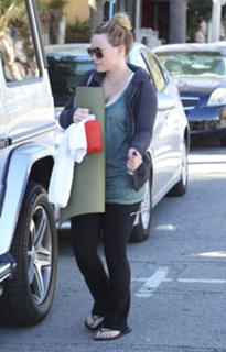 Hilary Duff feet photo thumbnail