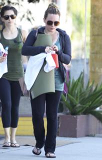 Hilary Duff feet photo thumbnail