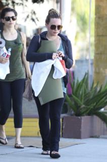 Hilary Duff feet photo thumbnail