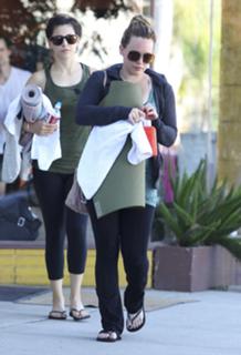 Hilary Duff feet photo thumbnail