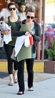 Hilary Duff feet photo thumbnail