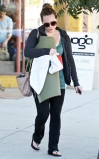 Hilary Duff feet photo thumbnail