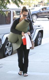 Hilary Duff feet photo thumbnail