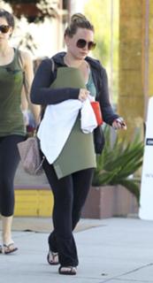 Hilary Duff feet photo thumbnail