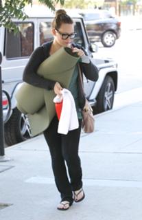Hilary Duff feet photo thumbnail