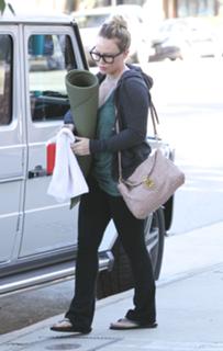 Hilary Duff feet photo thumbnail