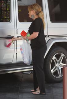 Hilary Duff feet photo thumbnail