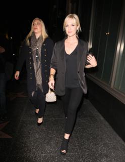 Jennie Garth feet photo thumbnail