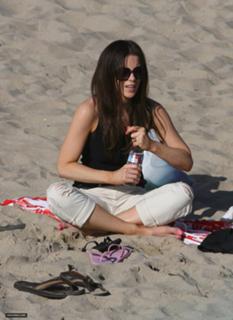 Kate Beckinsale feet photo thumbnail