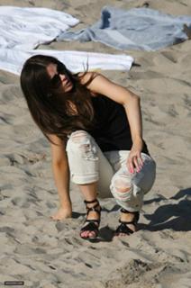 Kate Beckinsale feet photo thumbnail