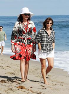 Debra Messing feet photo thumbnail