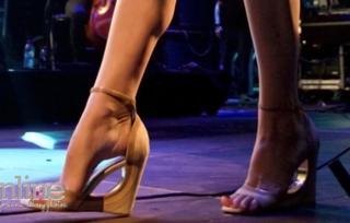 Lana Del Rey feet photo thumbnail