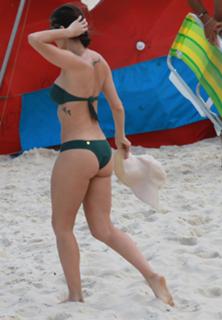 Deborah Secco feet photo thumbnail