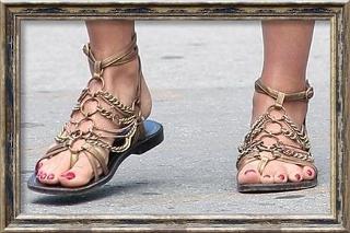 Jessica Alba feet photo thumbnail