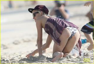 Ashlee Simpson feet photo thumbnail