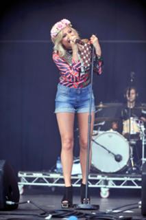 Pixie Lott feet photo thumbnail