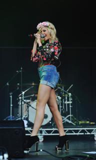 Pixie Lott feet photo thumbnail