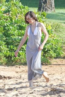 Milla Jovovich feet photo thumbnail