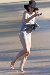 Milla Jovovich feet photo thumbnail