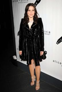 Sophia Bush feet photo thumbnail