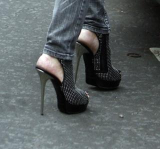 Elle Macpherson feet photo thumbnail