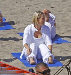 Jennie Garth feet photo thumbnail