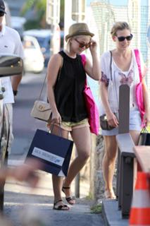 Julianne Hough feet photo thumbnail