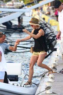 Julianne Hough feet photo thumbnail